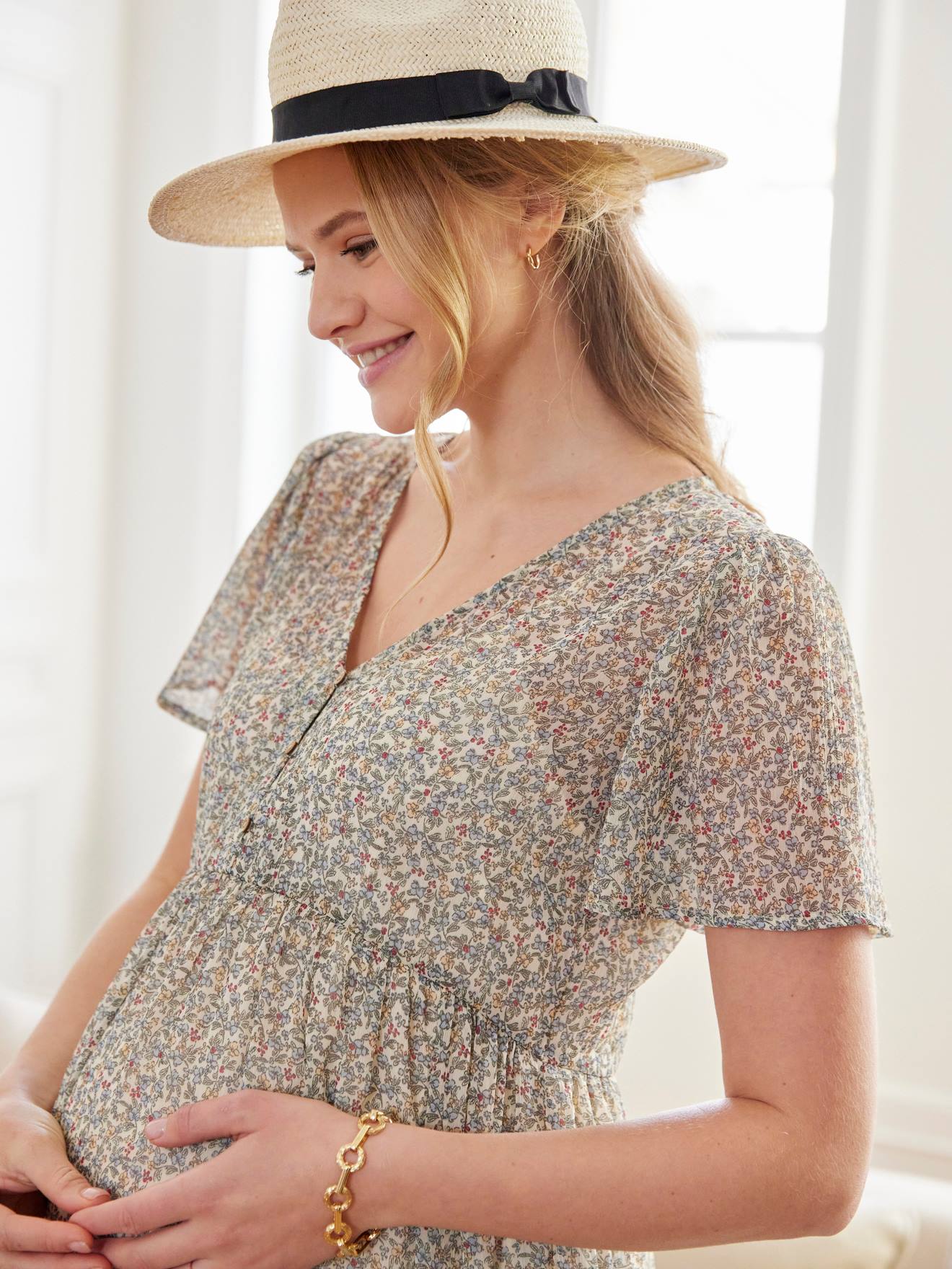 Vestido longo de crepe com babados e estampa, ideal para gestantes e lactantes, na cor bege areia.