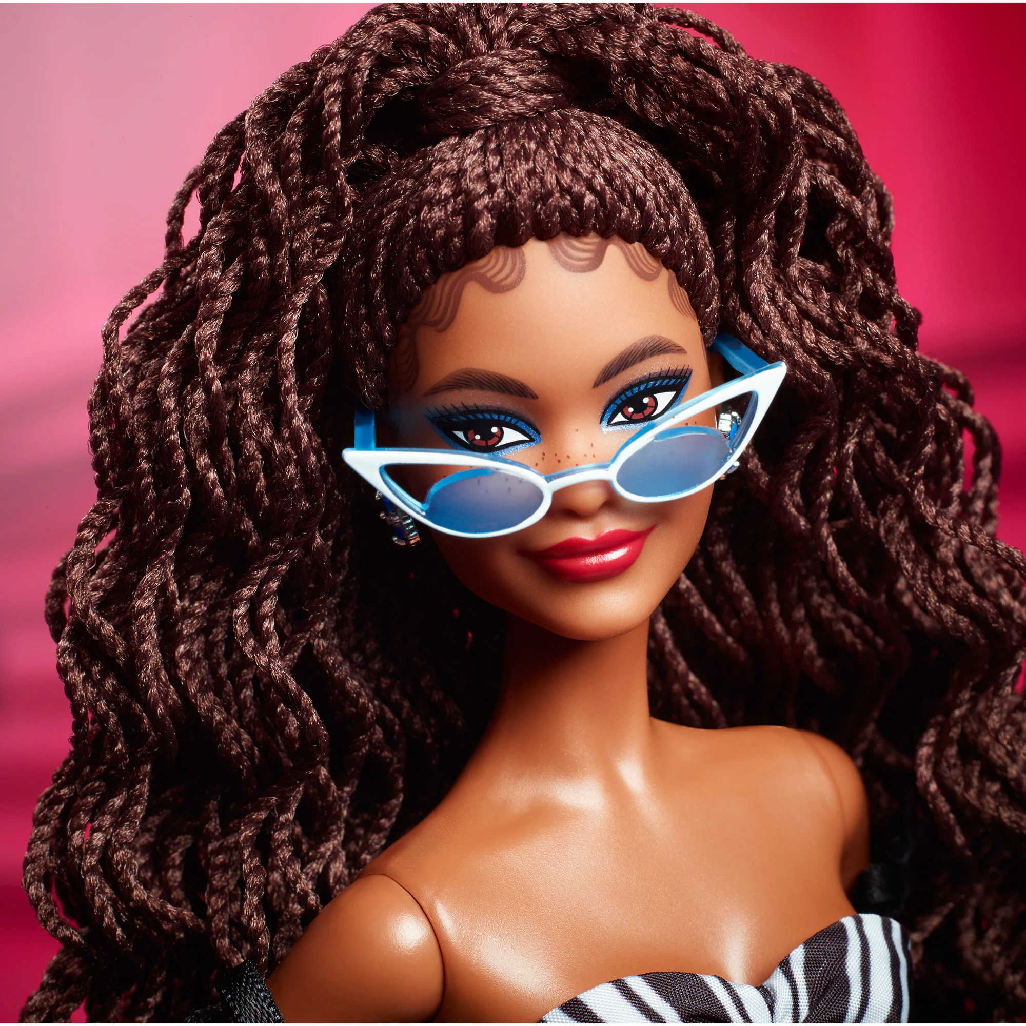 Mattel Puppe Barbie Signature Sammelpuppe zum 65. Jubiläum mit braunen Haaren und schwarz-weißer Robe