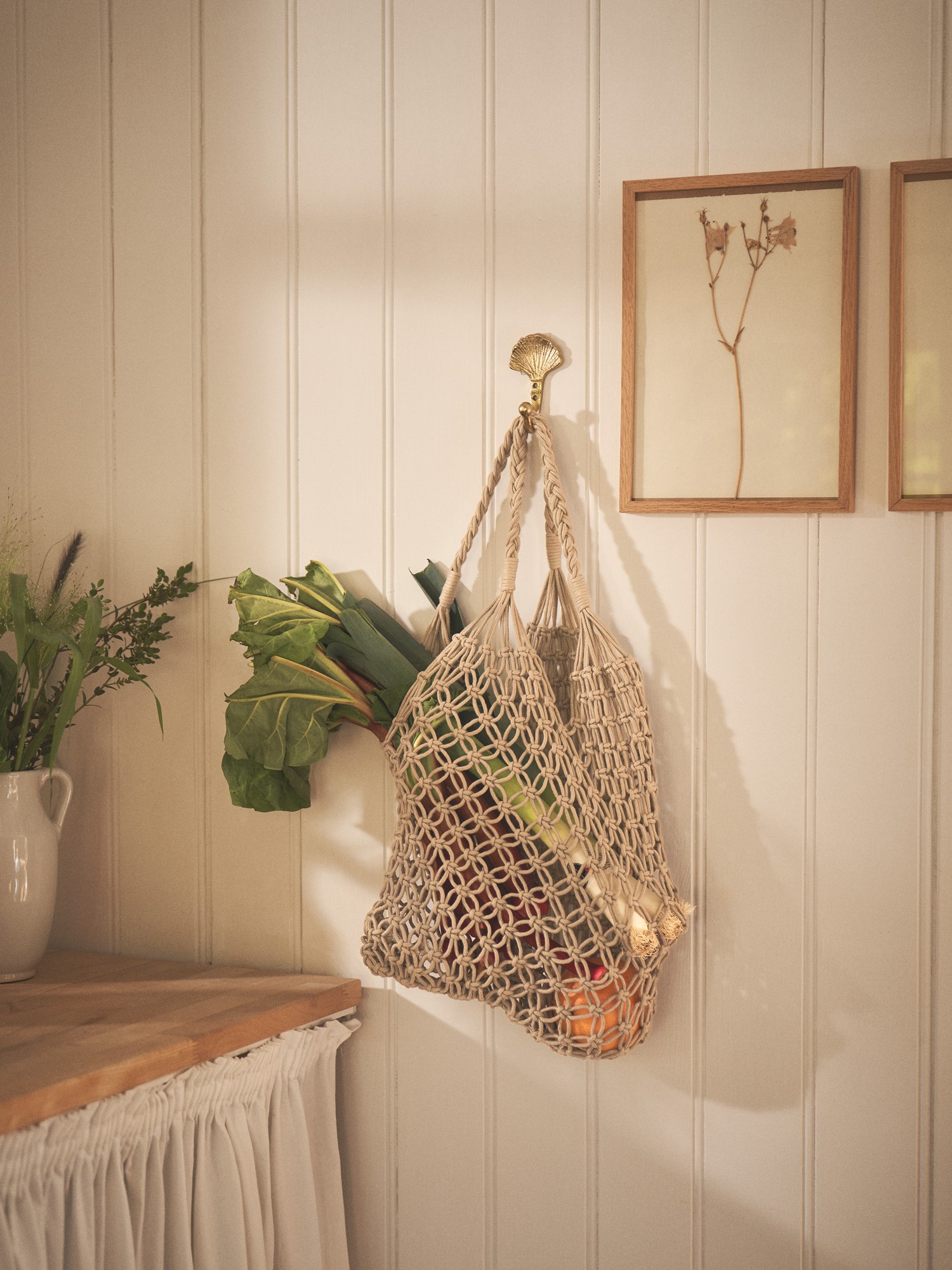 Netpose | 54 x 38 cm.  | Warm Grey