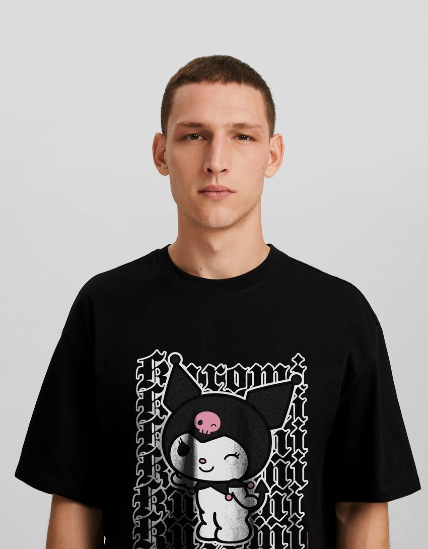 Camiseta de manga curta com estampa Kuromi e modelagem quadrada.