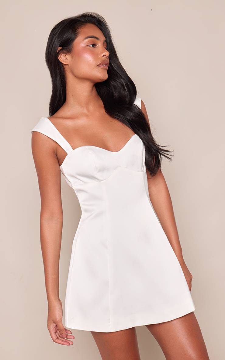 Blanc Robe Droite Structurée En Satin À Décolleté Cœur