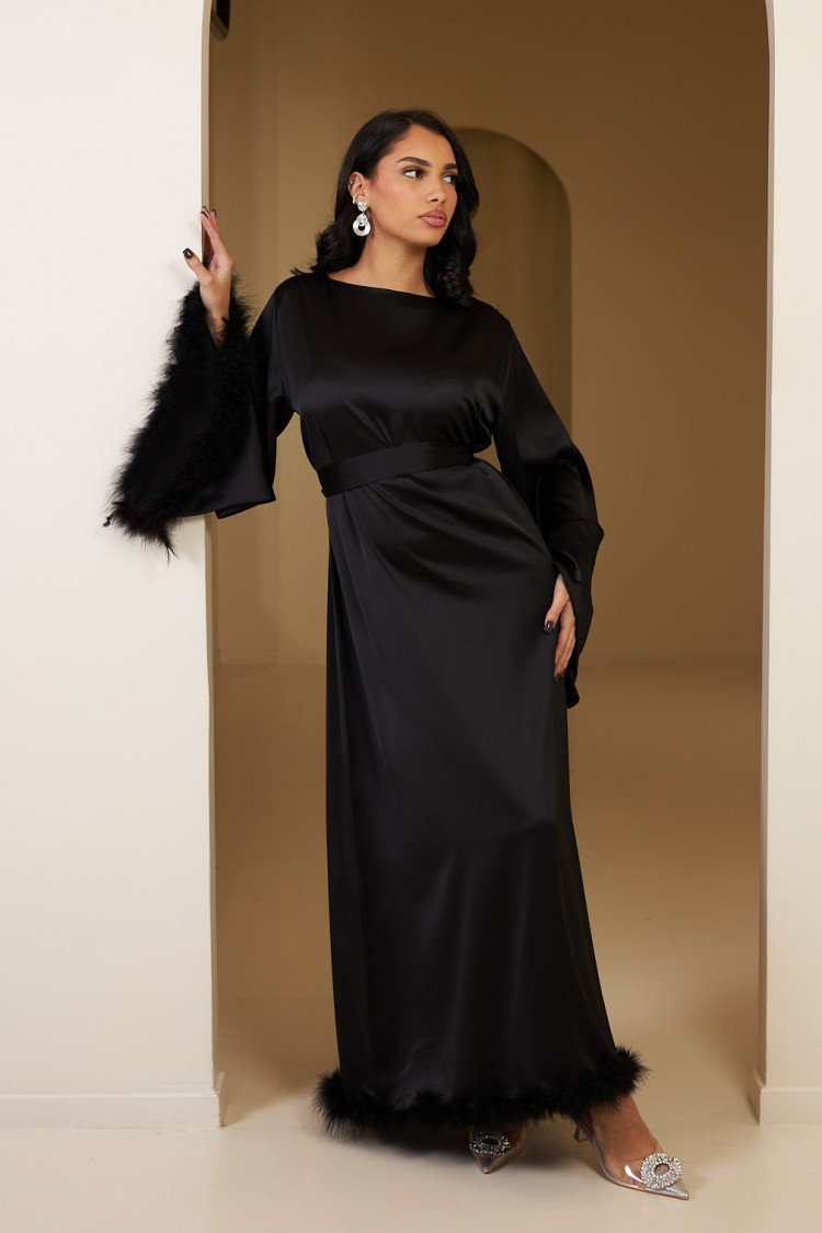 Robe longue noir satinée et ceinturée à plumes