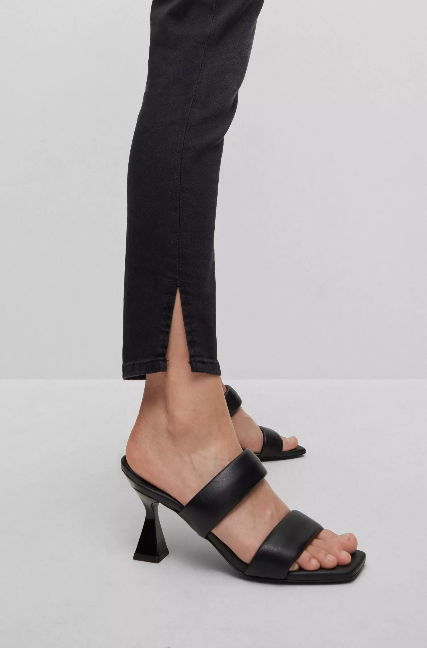 Calça jeans HUGO vermelha, corte slim, em denim preto com elasticidade confortável.