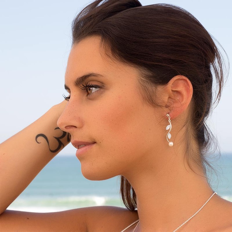 Boucles d'oreilles Perle Nacre blanche et pétales Argent 925 : Élégance et raffinement pour vos oreilles  | Aden