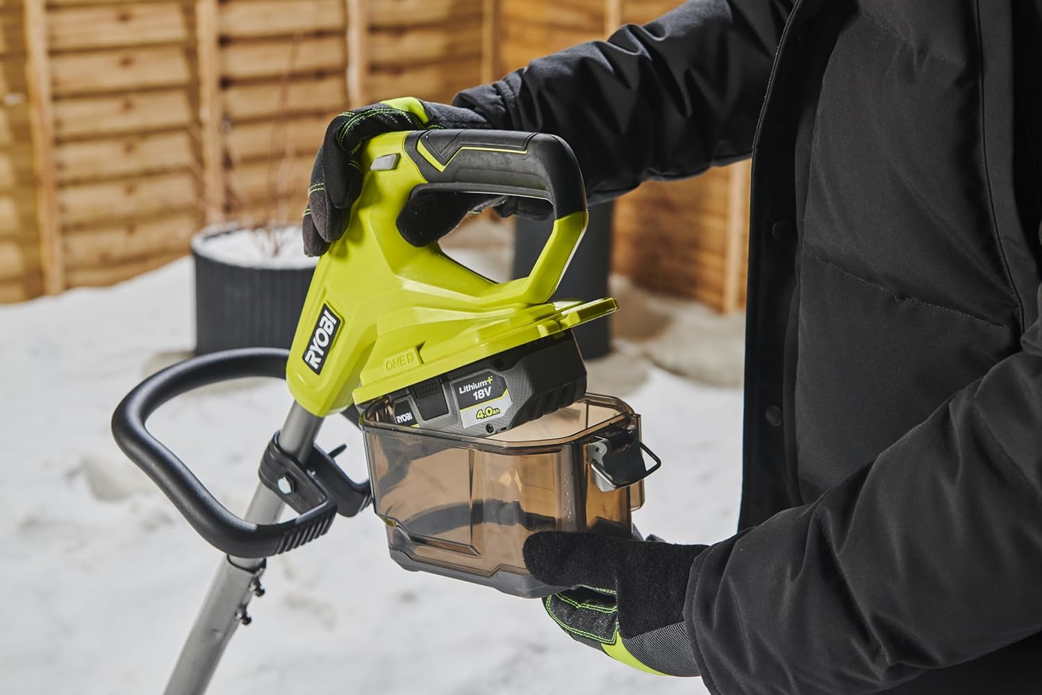 RYOBI 18V ONE+ Akku-Schneefräse RY18ST25A-140 (25cm Arbeitsbreite, 6m Wurfweite, Circa 100m² Arbeitsfläche bei nutzung eines 4Ah Akku, inkl. 1x 4 Ah Akku und Ladegerät)