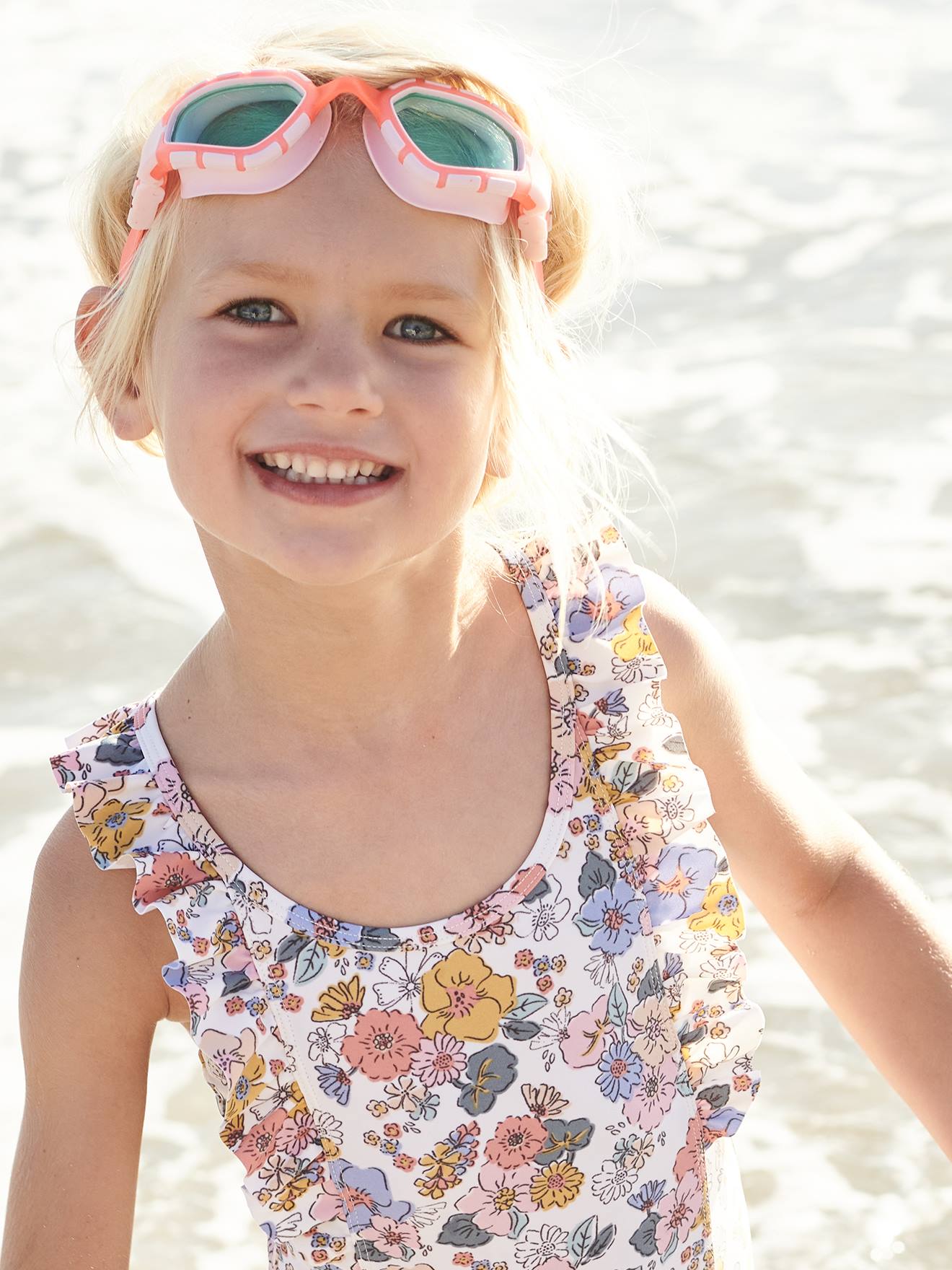 Maiô bege claro com estampa floral para meninas