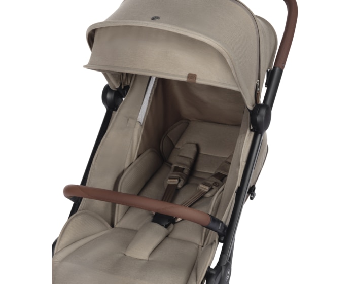 Soho 0 - 4 Y   0 - 22 kg    Automatischer Klappmechanismus |    Geräumiger Sitz mit ergonomischen Liegepositionen |    Große pannensichere Räder |    Intelligentes Travelsystem |