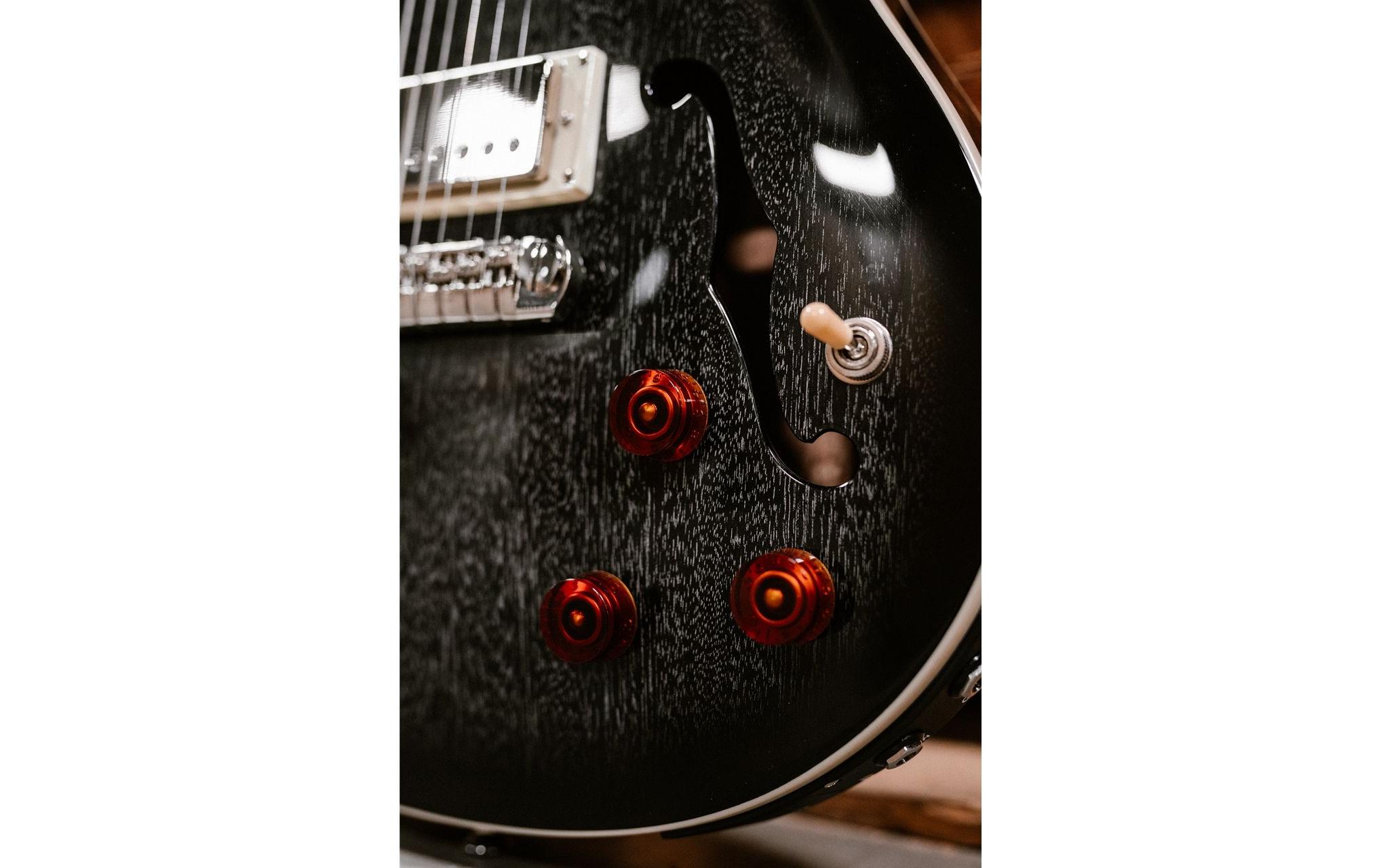 E-Gitarre SE Hollowbody Standard Piezo – Dog Hair Smokeburst<br>Hollowbody-E-Gitarre mit Humbucker-Pickups und einem Piezo-System