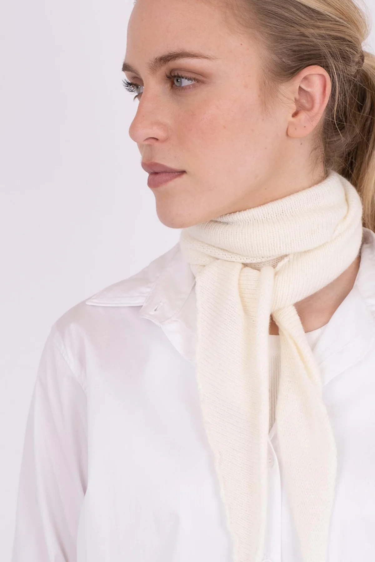 Neo Noir Misty Knit Scarf off white
