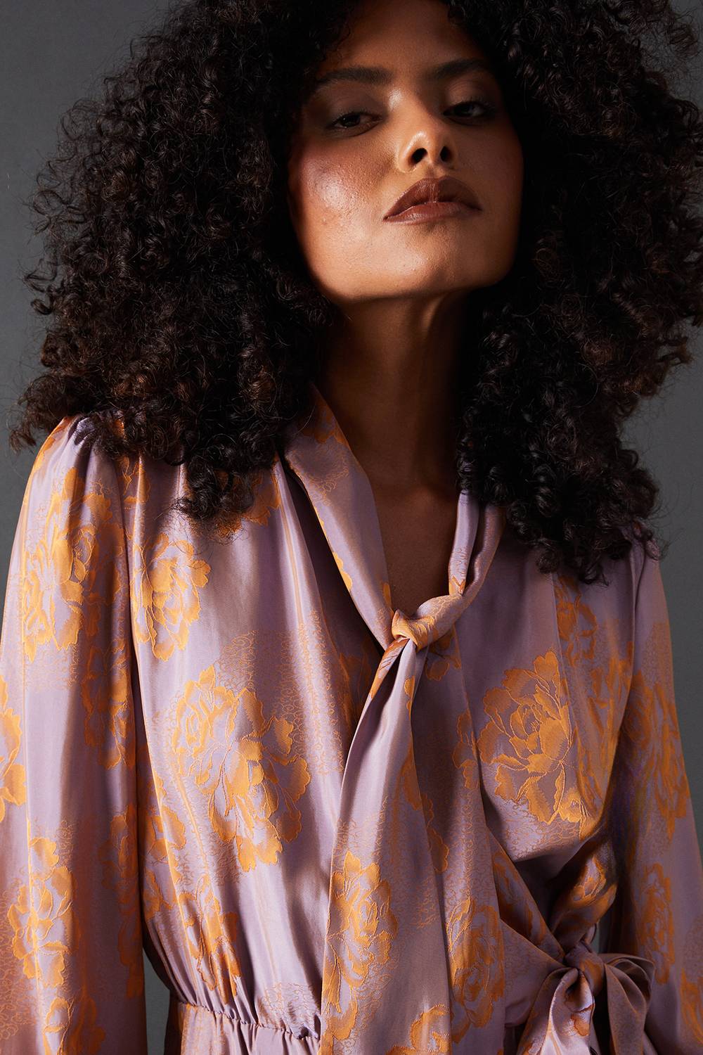 Warehouse Robe Mini Évasée en Satin à Motif Jacquard Rose avec Col Noué