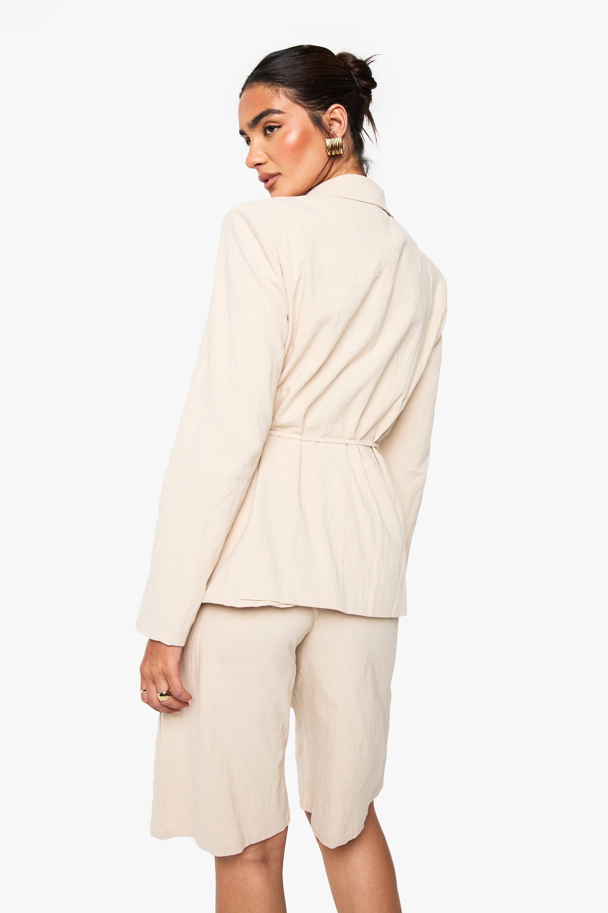 boohoo Blazer en lin enveloppant avec détail de ceinture ornée de perles