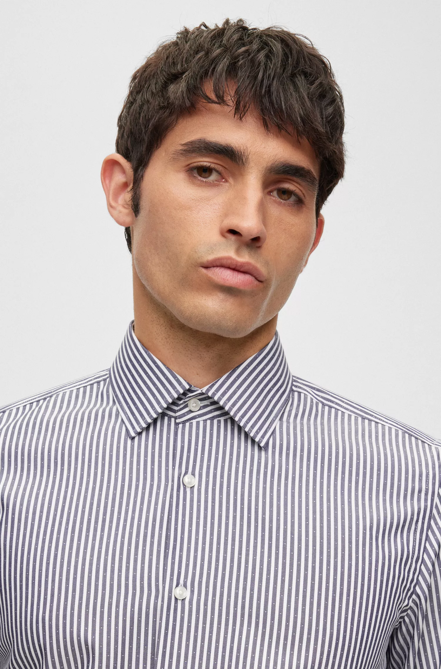 Camisa BOSS preta de corte slim, em mistura de algodão orgânico com listras.