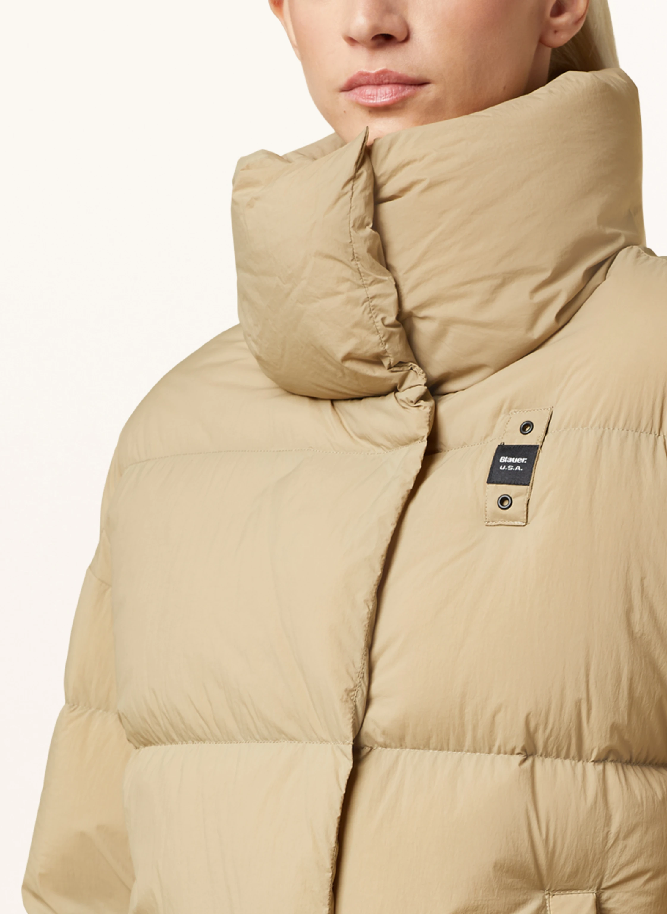 Blauer Daunenjacke