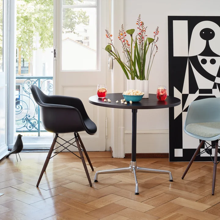 Vitra - Eames Plastic Armchair DAW, Ahorn gelblich / weiss (Filzgleiter weiss)