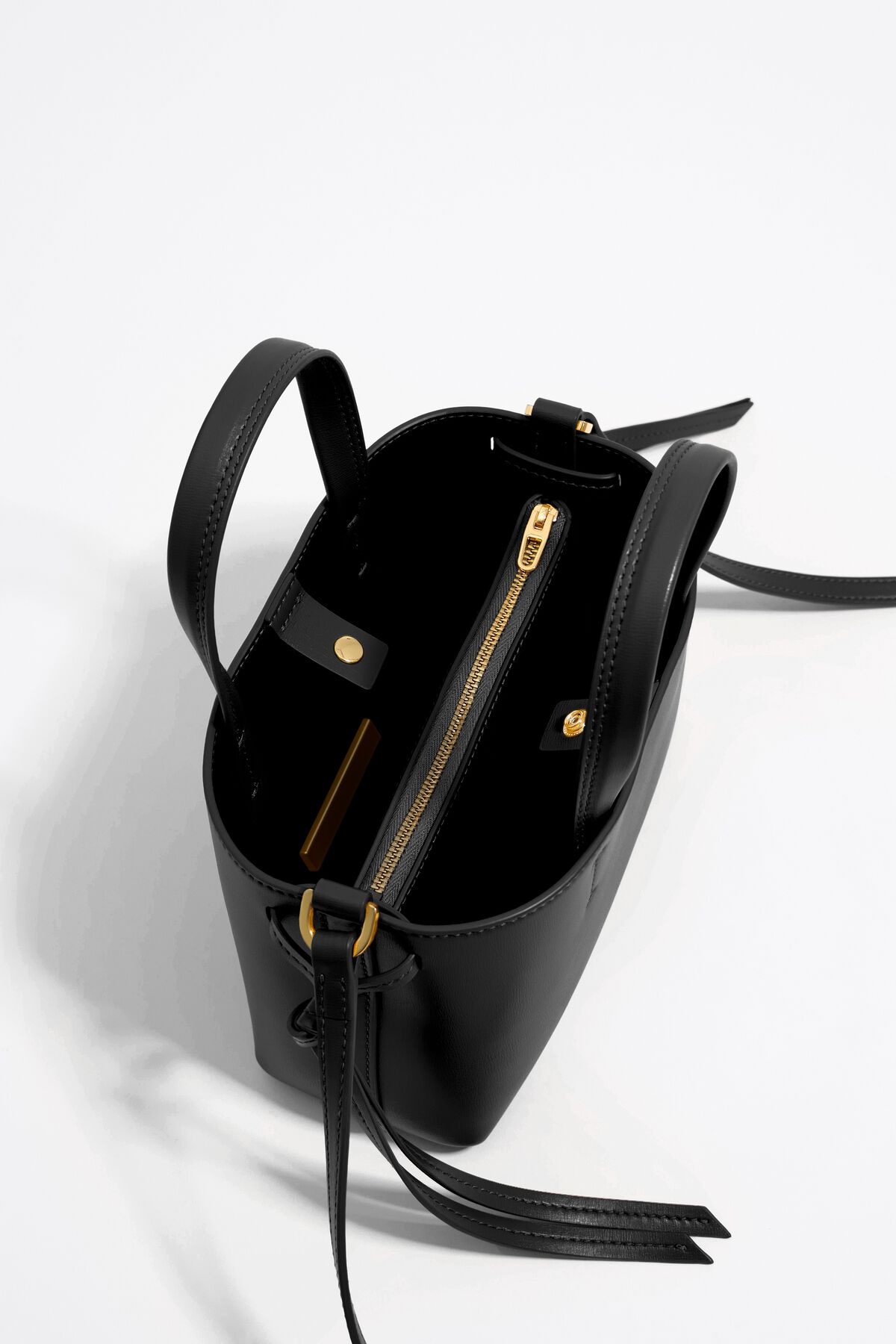 Bolsa mini de couro preto com estampa de Chihuahua