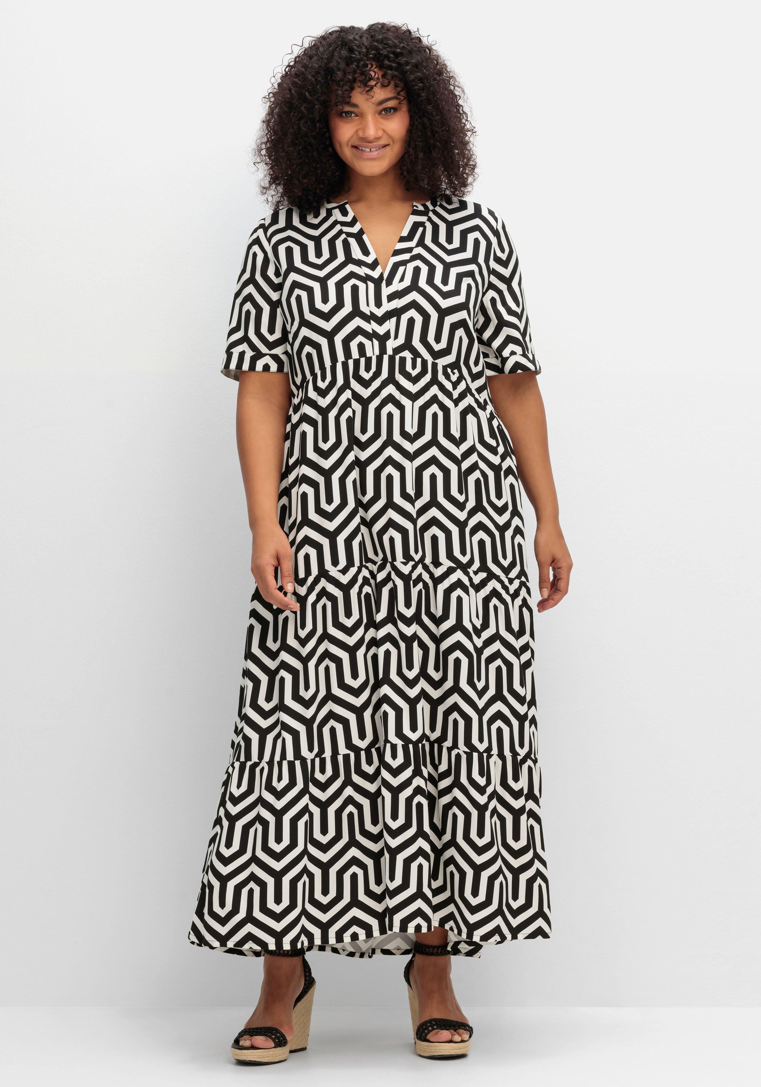 Maxikleid mit Alloverprint und Stufenvolants