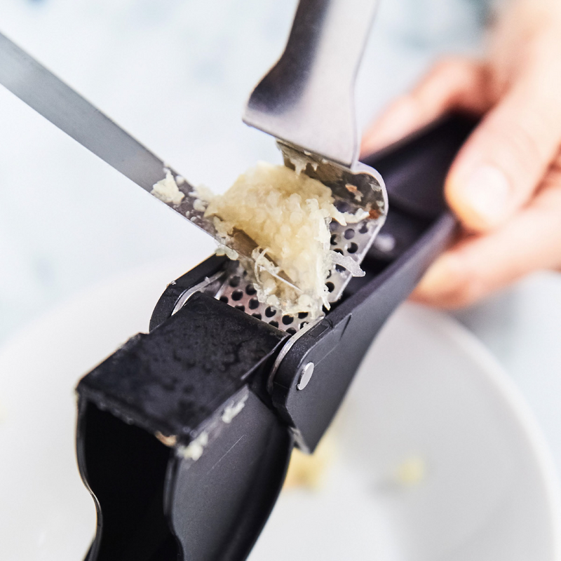Knoblauchpresse Knoblauch und sogar Kräuter ganz einfach verarbeiten