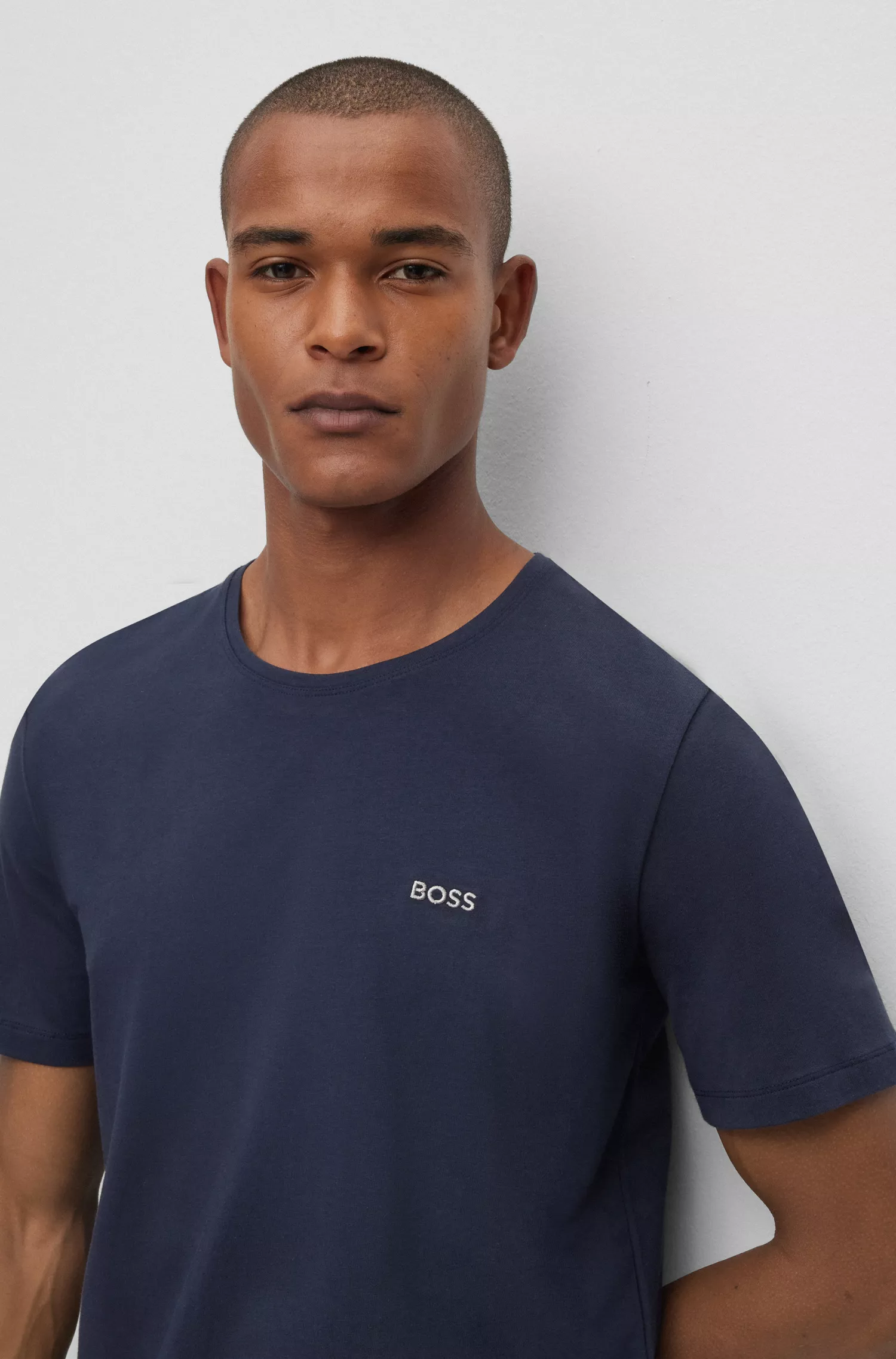 Camiseta BOSS preta de algodão stretch com modelagem regular e logotipo contrastante.