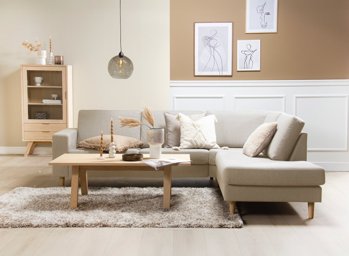 Hedda hjørnesofa 2,5 seter med åpen ende høyre. Tekstil Brooklyn 9 Cappuccino med hvitoljede eikeben (1) og 18 cm arm (F).