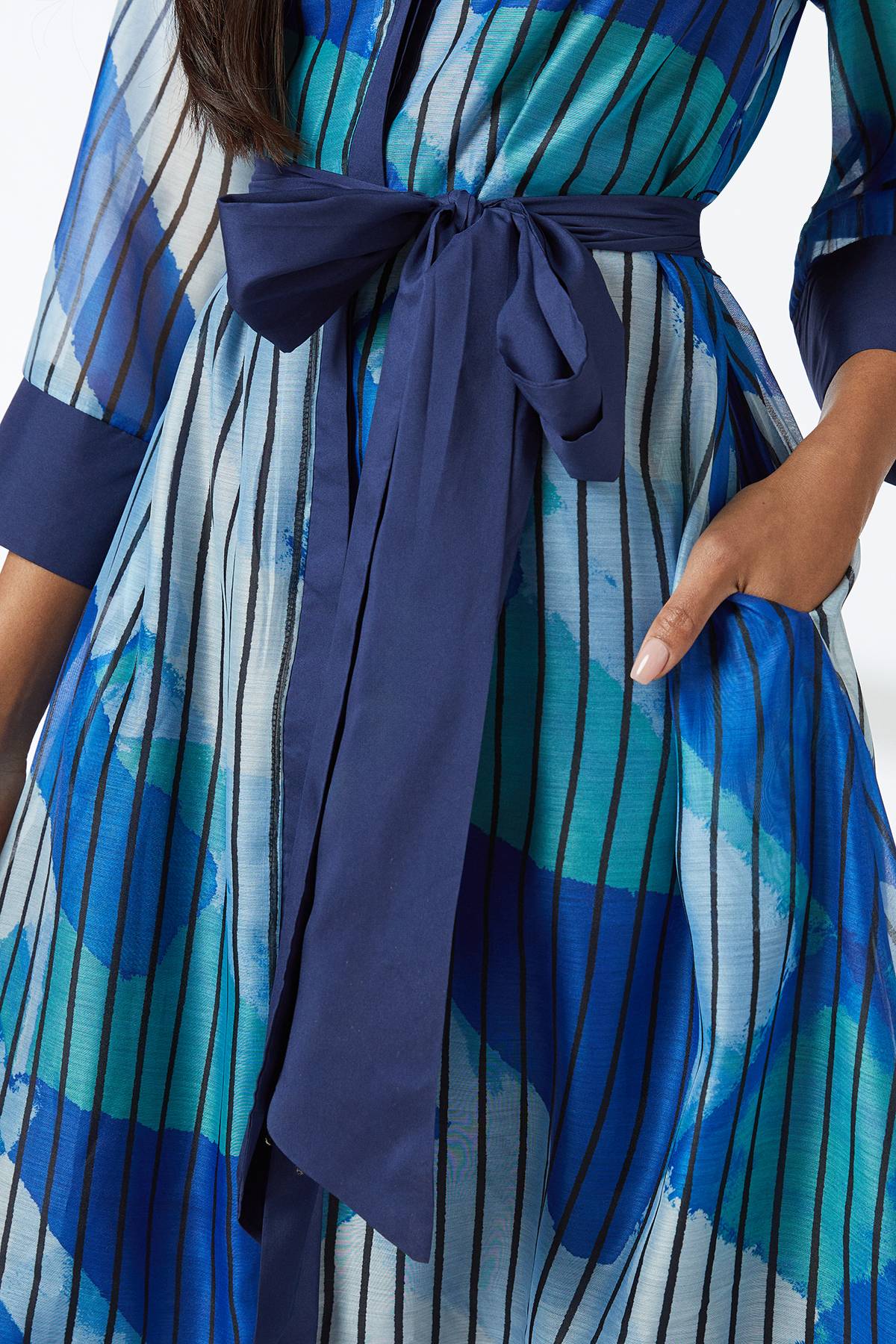 Wallis Robe Chemise Bleue Ceinturée à Détails Contrastés Sans Col