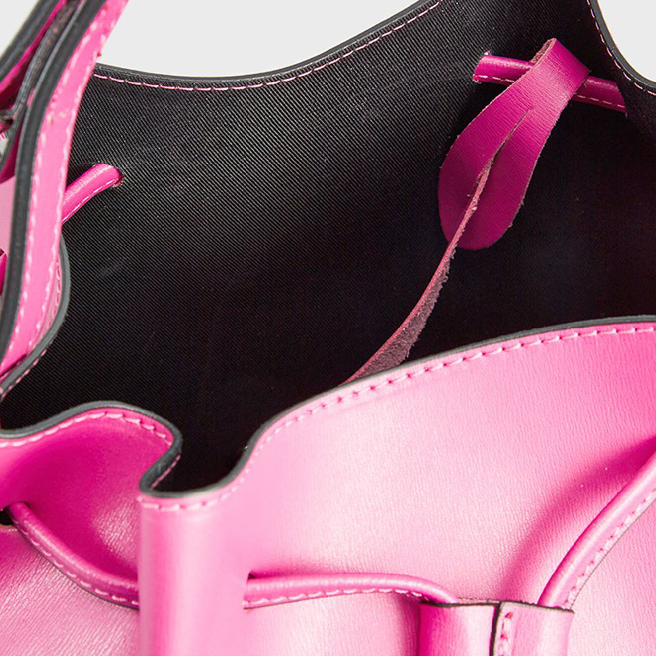 Maison Héritage Sac seau en Cuir Jila Box fushia - 26x13x29 cm