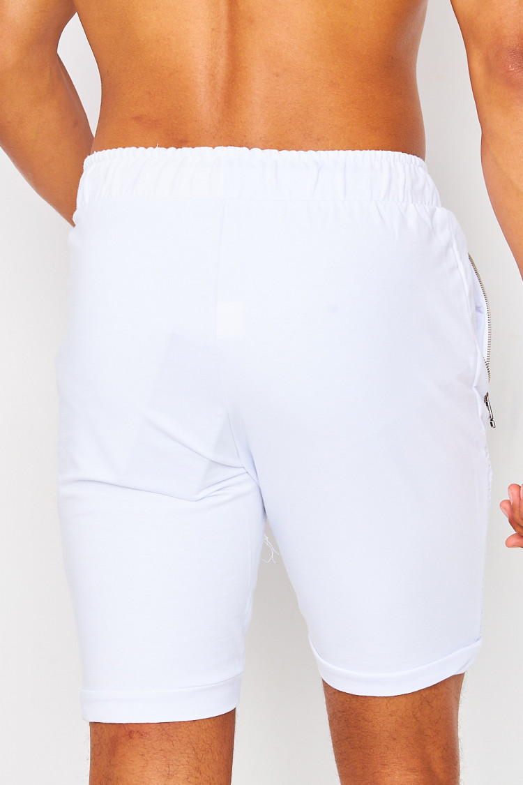 Short blanc avec motif en relief sur les cuisses
