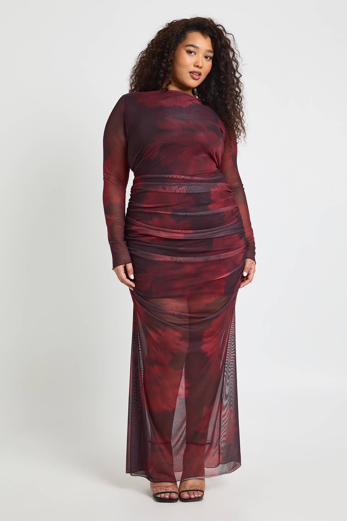 boohoo Robe Maxi En Mesh Froncé À Imprimé Floral Grande Taille