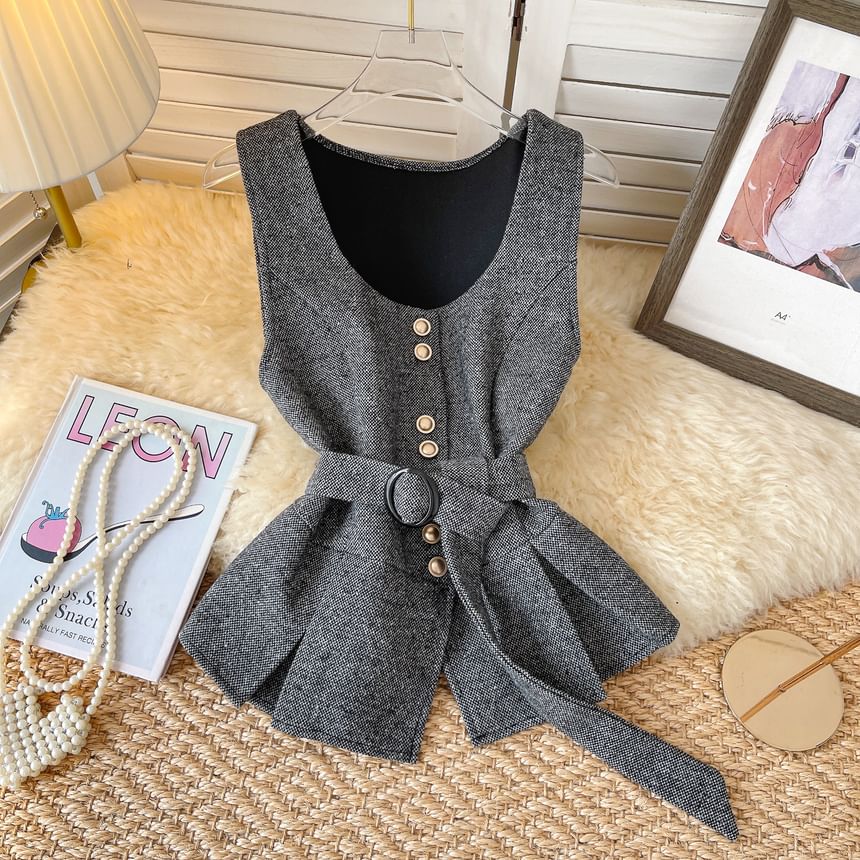 Lucuna - Peplum-vest met ronde hals en knoopjes