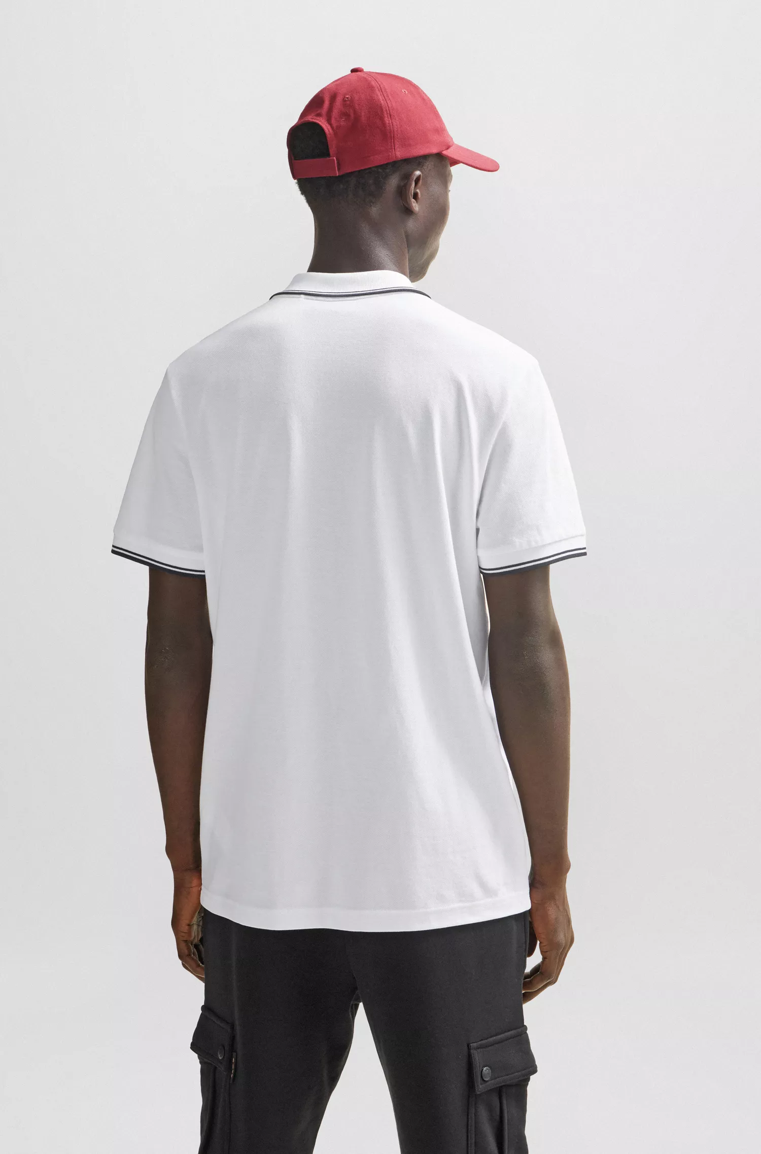 Camisa polo BOSS laranja em piqué de algodão com logotipo e detalhes contrastantes.