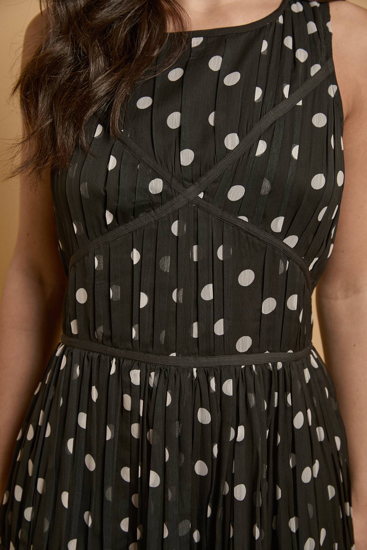 Oasis Robe Midi à Pois avec Passepoil Contrastant