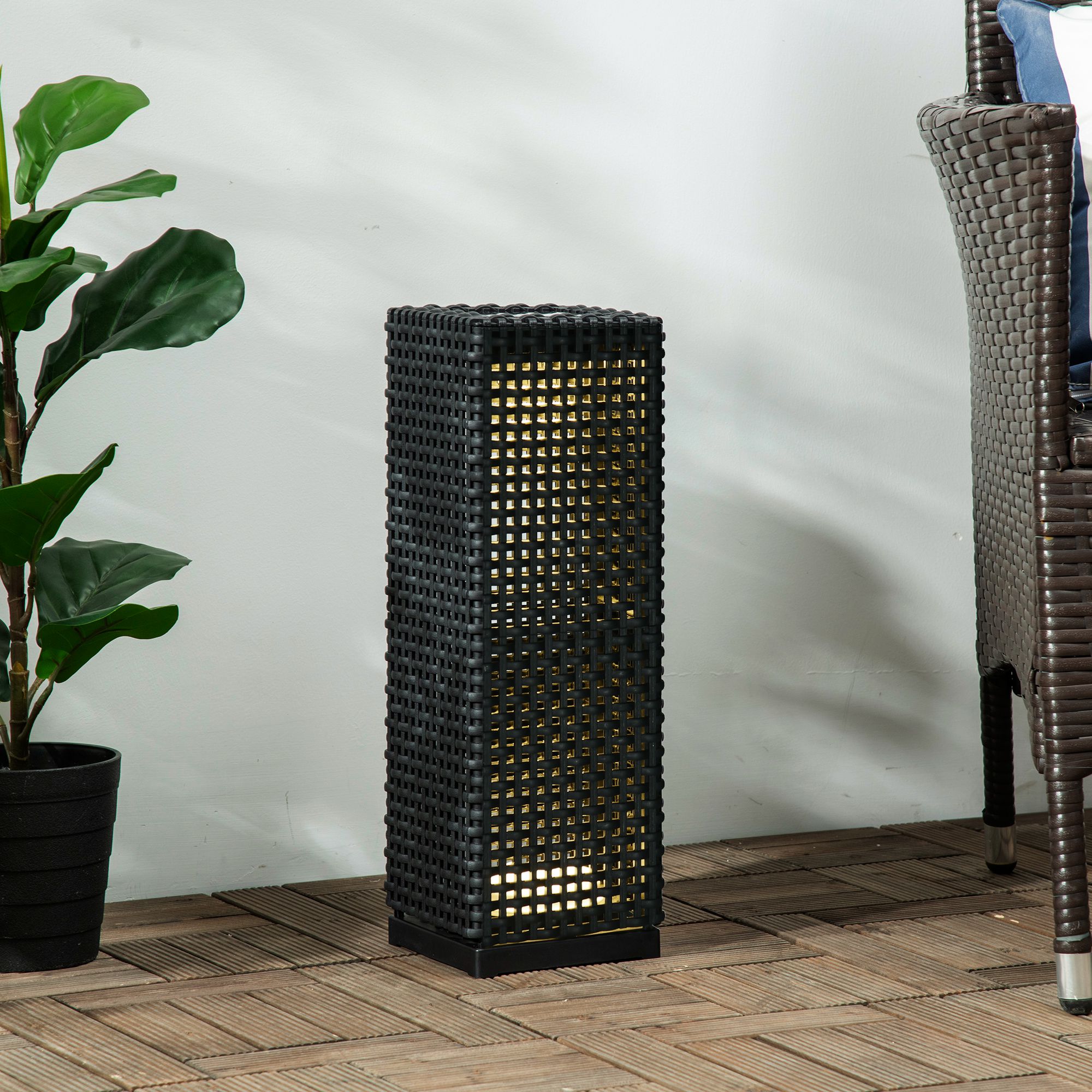 Luminária de chão Outsunny em rattan sintético com energia solar, luzes LED e controle automático para decoração interna e externa, 15,5 x 15,5 x 47 cm, preta.