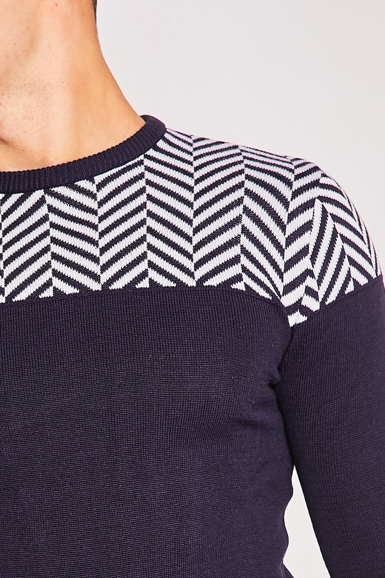 Pull bleu en maille à motifs blancs