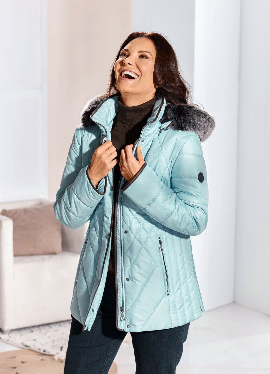 Jacke mit figurfreundlicher Längssteppung seitlich
