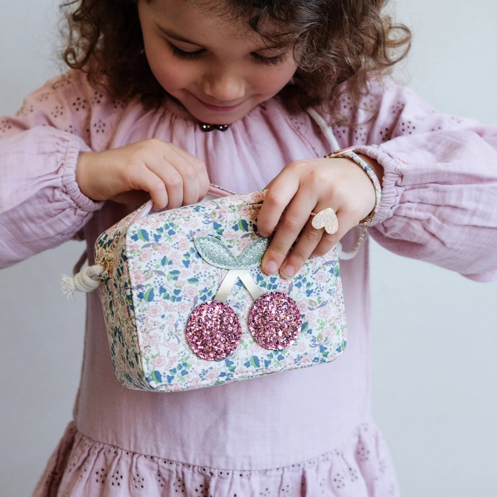 Køb Mimi & Lula Skuldertaske - Floral Cherries Florence | Luksusbaby