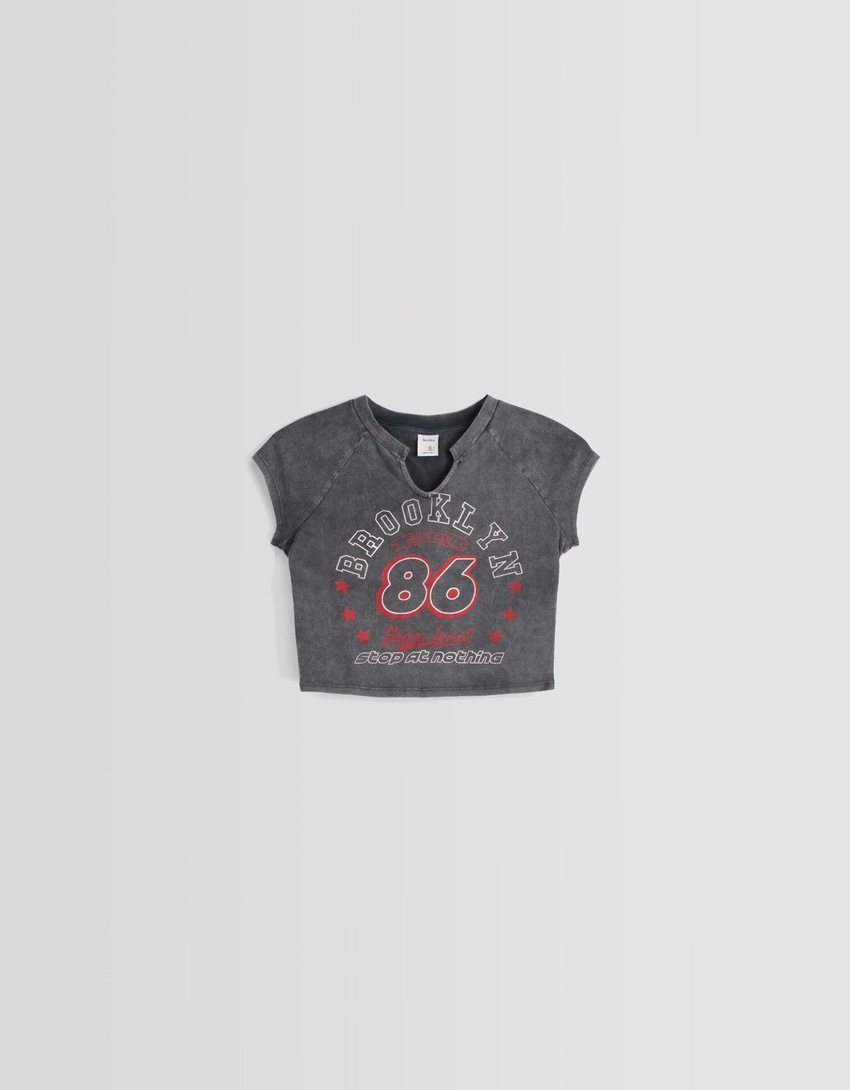 Camiseta de manga curta com estampa de efeito desbotado