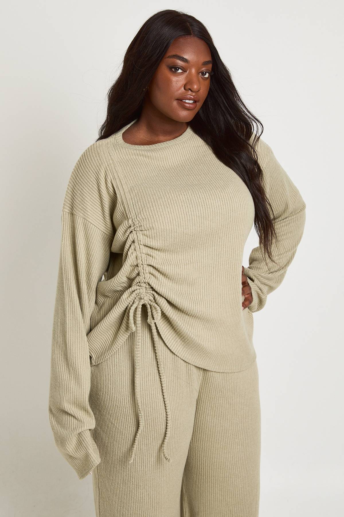 boohoo Ensemble De Détente Grande Taille Avec Haut À Manches Longues Froncé Devant Et Pantalon Large