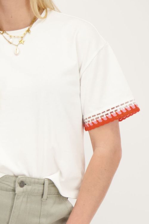 Wit t-shirt met gehaakt detail op mouw