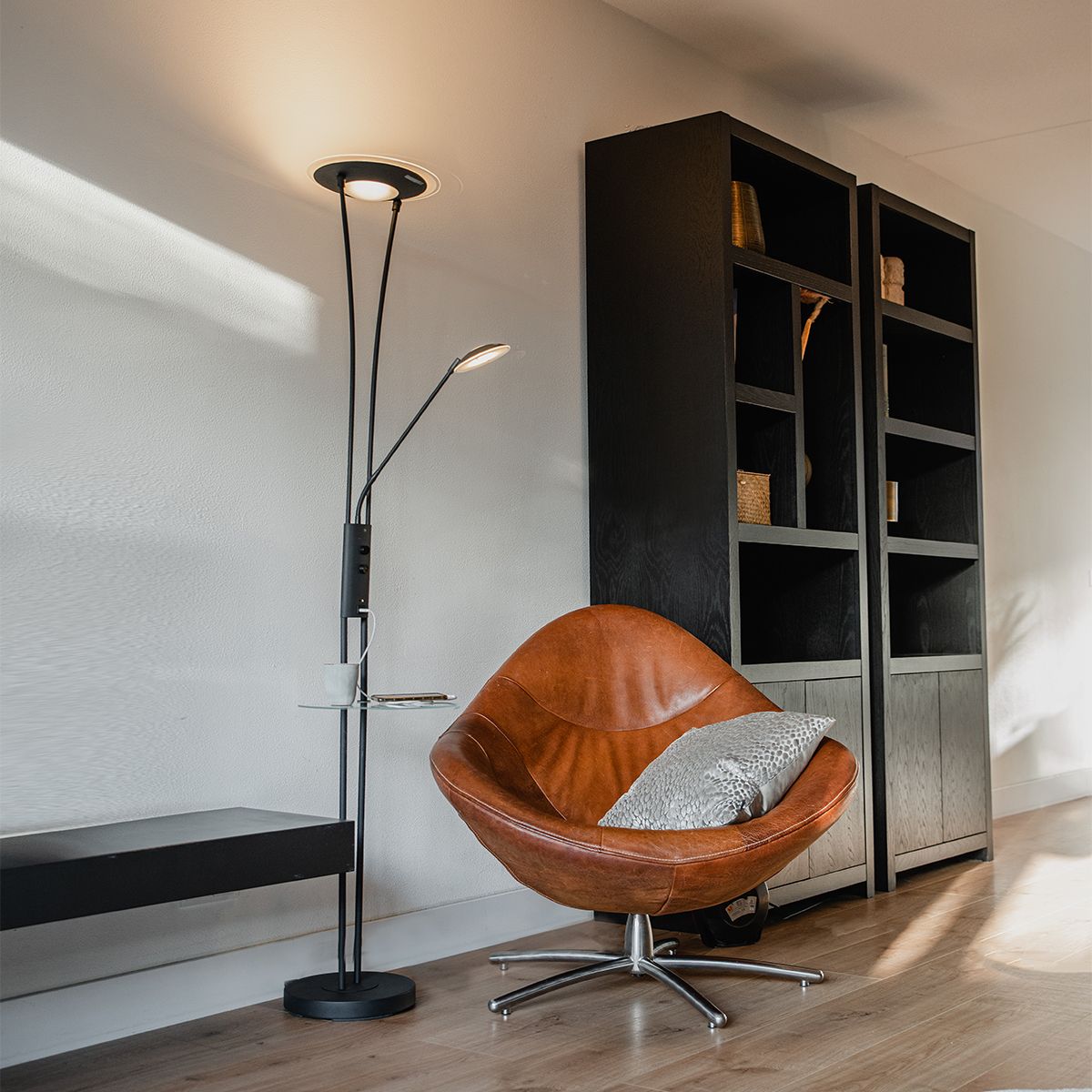 Vloerlamp zwart met leesarm incl. LED en USB-poort - Sevilla