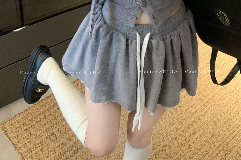 Moon City - Cropped cardigan met ronde hals, kanten rand en knoopjes / Mini A-lijn skort met trekkoord in de taille / Skinny sjaal / Set