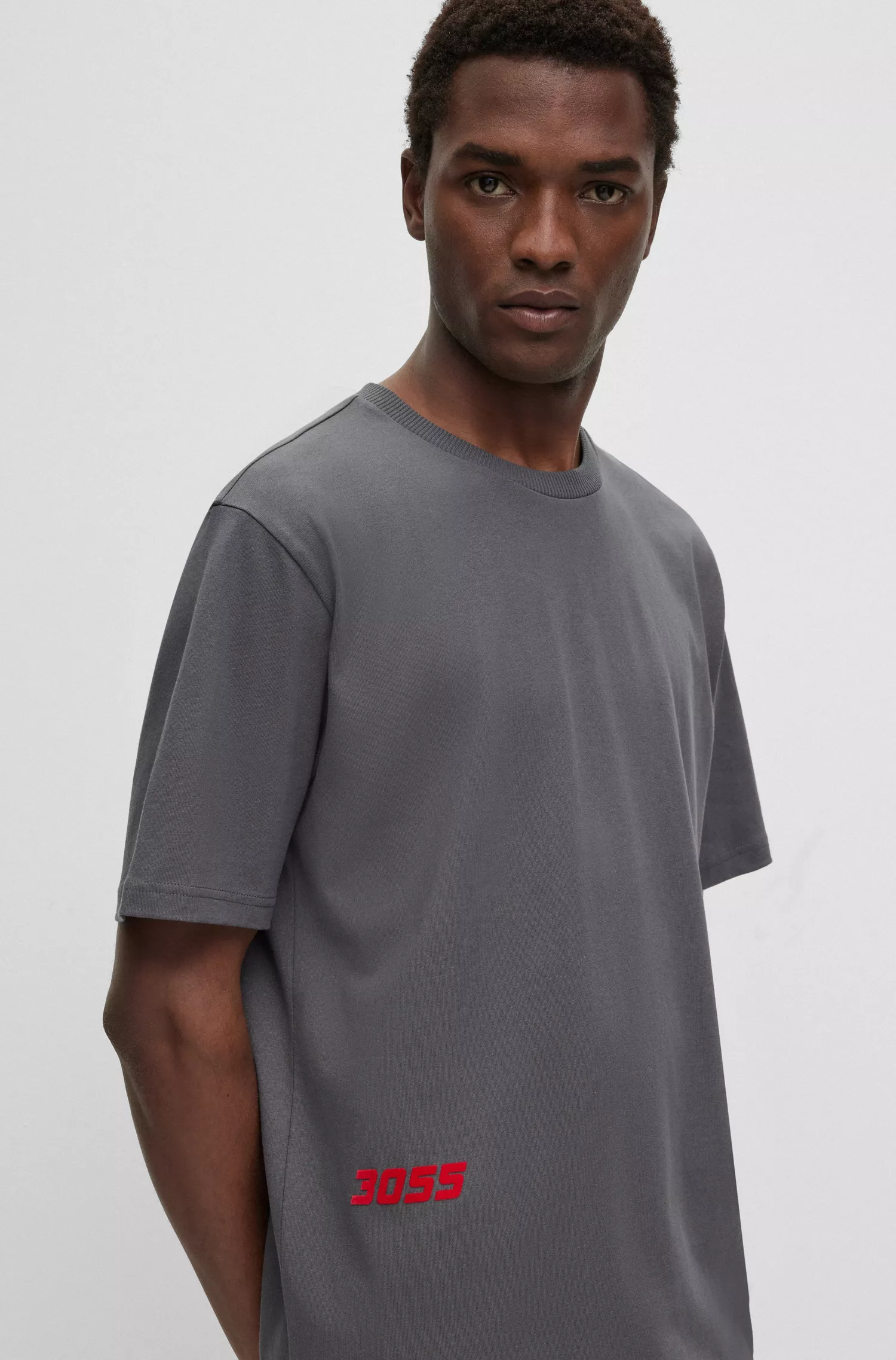 Camiseta BOSS laranja, modelagem relaxada, em algodão com estampa inspirada em corridas.