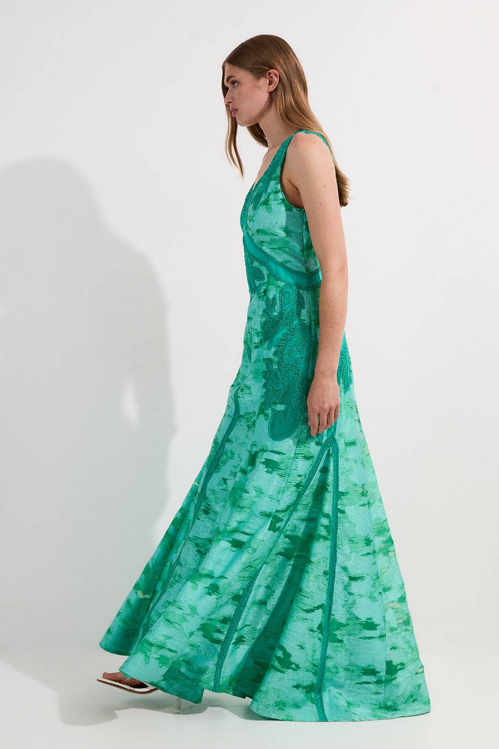 KarenMillen Robe maxi tissée à décolleté en V profond, ornée de motifs tropicaux Burnout