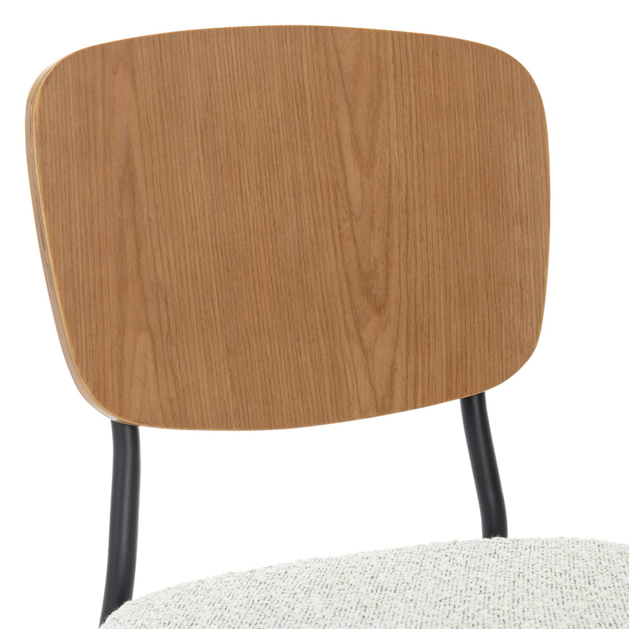Lot de 2 chaises assise bouclette texturée blanche. Dossier bois de peuplier courbé. Pieds en métal noir mat