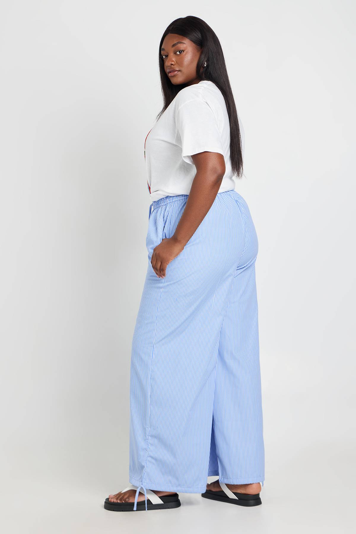 boohoo Pantalon Grande Taille À Rayures En Popeline Avec Taille Élastique Et Coupe Barrel