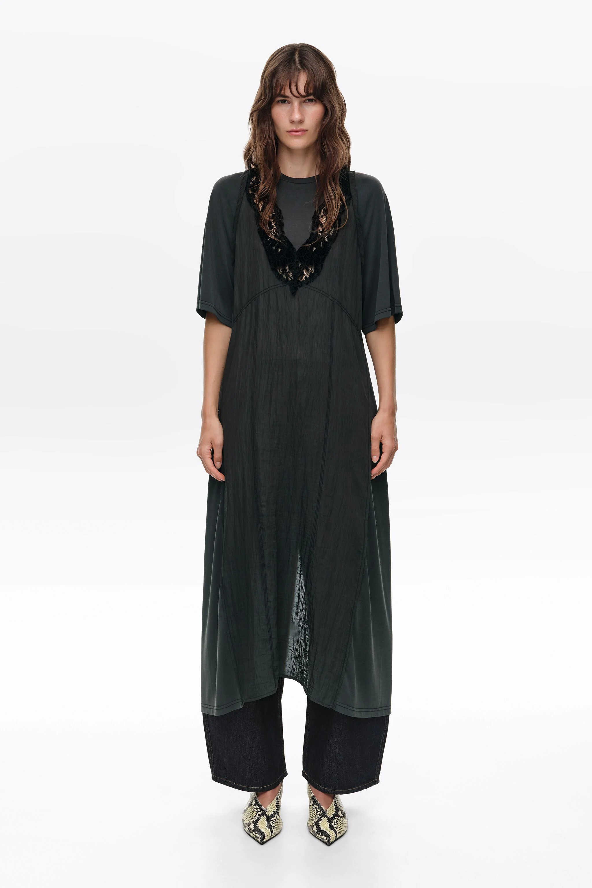 Vestido preto de renda lavada com babador
