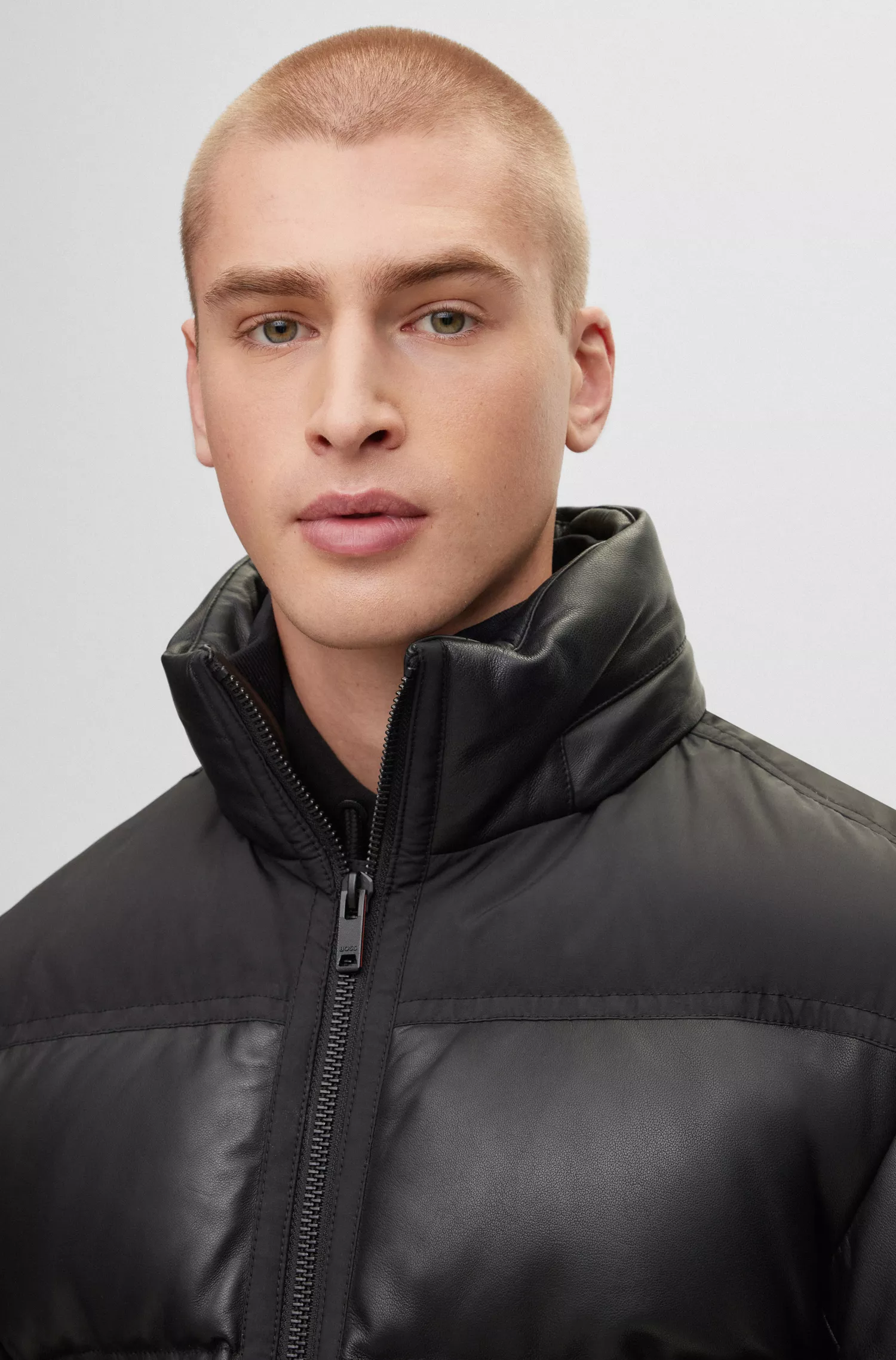 Jaqueta puffer com capuz BOSS em couro napa laranja com detalhes em tecido técnico.