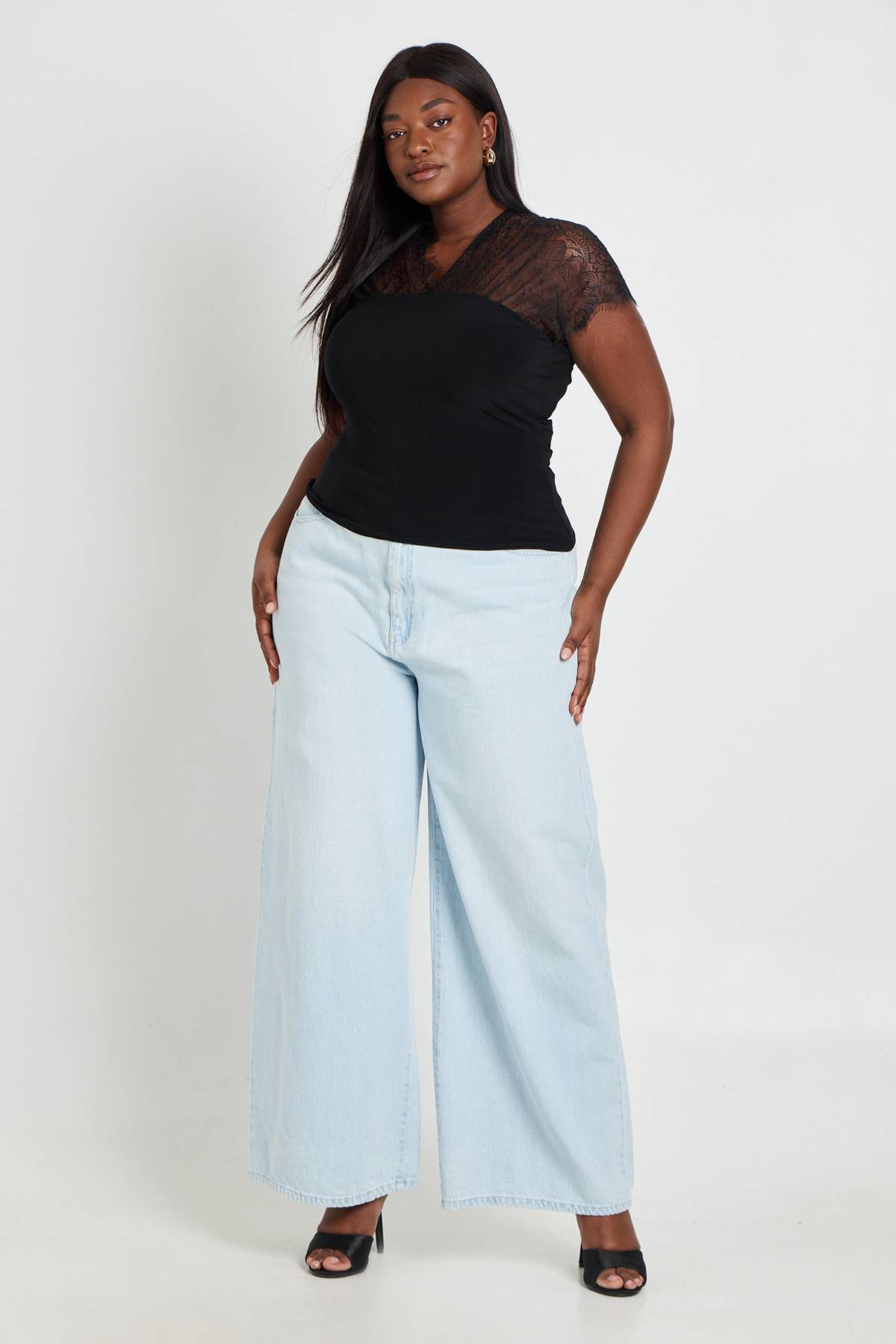 boohoo Haut Grande Taille Col V Avec Empiècement En Dentelle