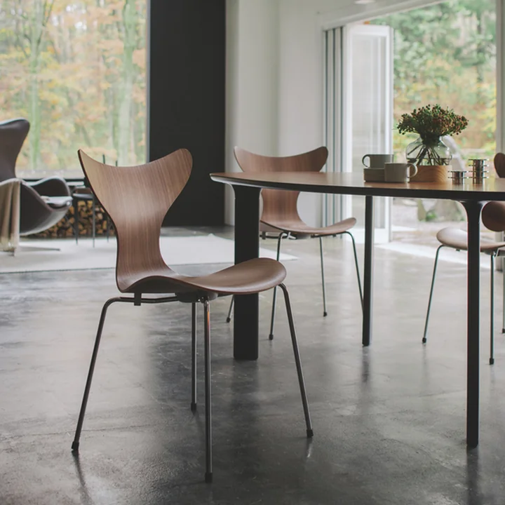 Fritz Hansen - Lily Armlehnstuhl, Chrom / Walnuss natur