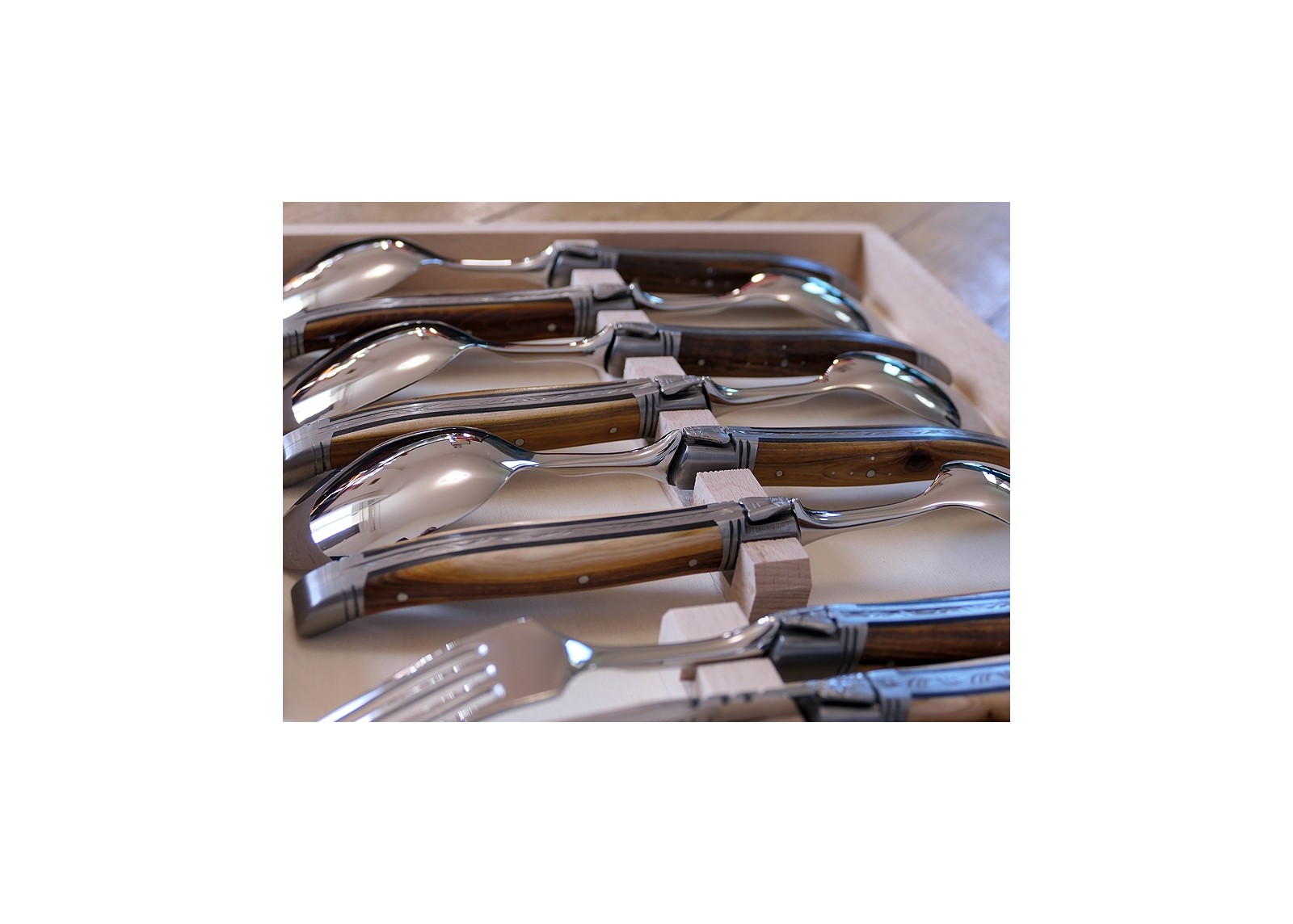 Service Laguiole de 24 pièces avec un manche en bois de pistachier et mitres en acier inoxydable