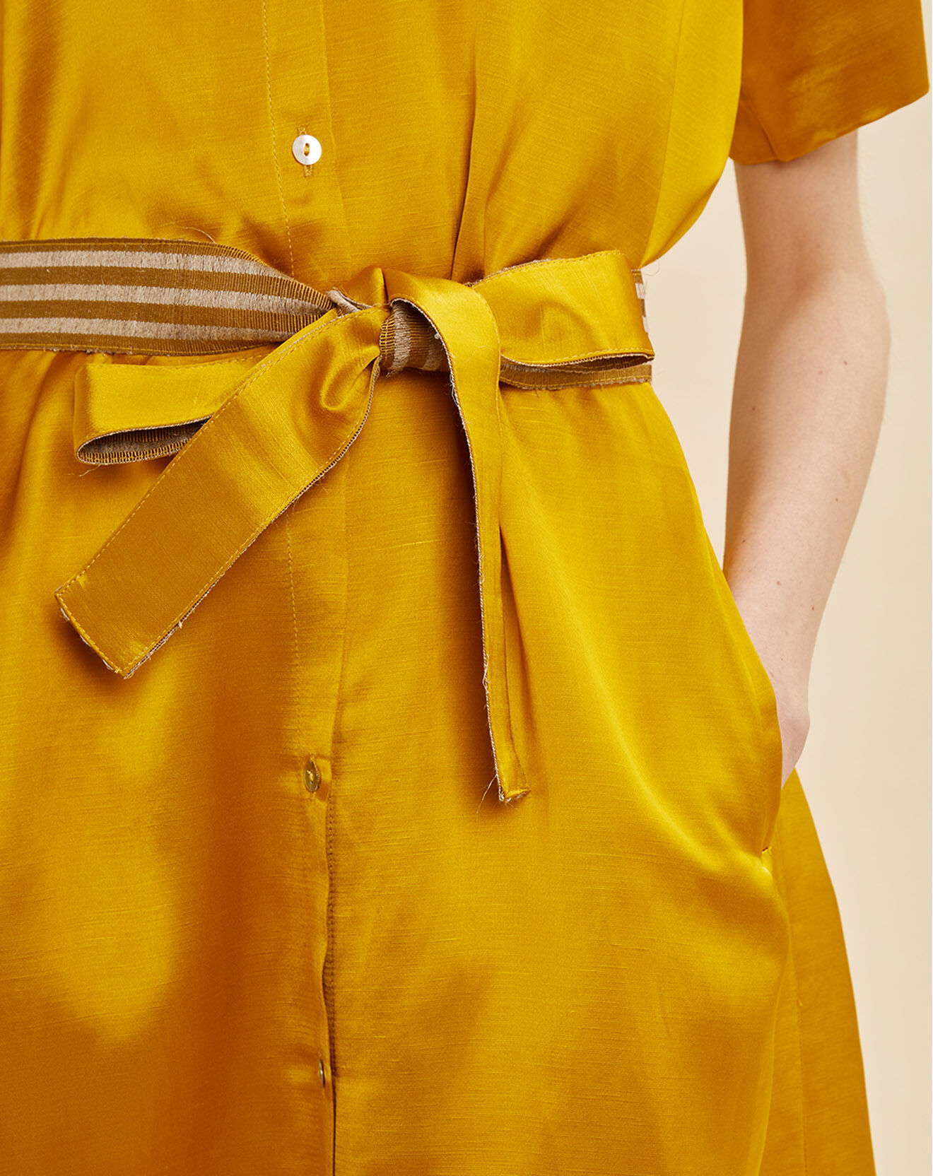 Chloé Stora Robe satinée en Lin mélangé Maeva jaune doré