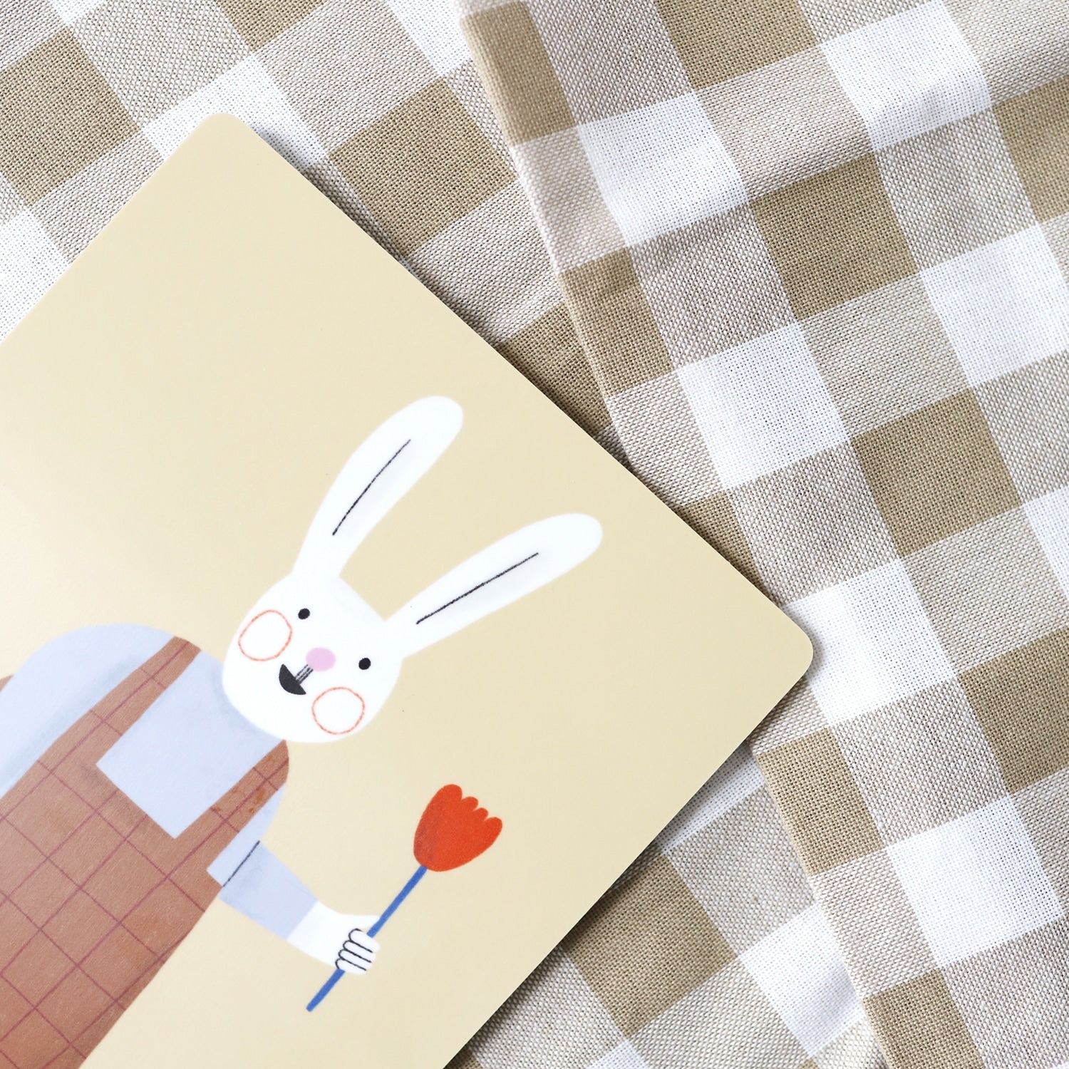 Frühstücksbrettchen „Hase mit Tulpe